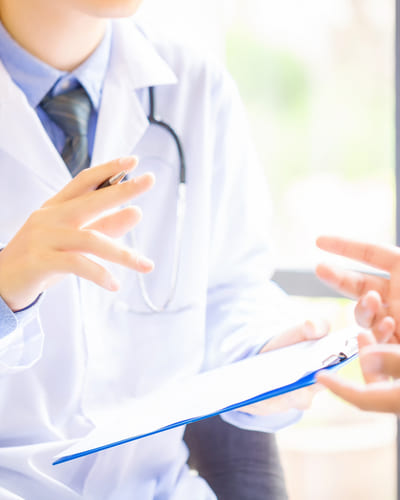 Врач беседует с пациентом